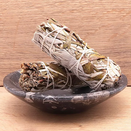 Bâton de sauge blanche avec herbe sacrée